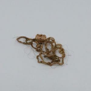 Investeringsguld 18K 2,7g missfärgat/skevt/trasslat med sten och diamanter (4xca0,005ct)