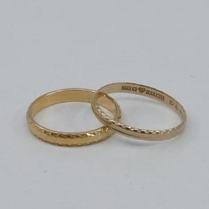 Ringar 2st Guld 18K 3,5g Ø17-17,75 graverade varav en skev