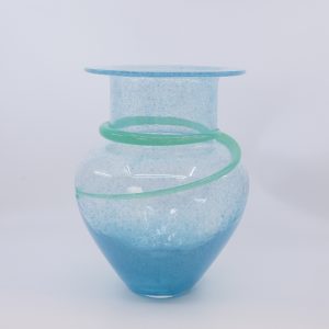 Vas av Monica Backström (1939-2020) Kosta Boda, med påklipp, höjd ca 21,5cm, 48996