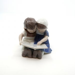 Figurin "Pojke & Flicka läser bok" Royal Copenhagen Bing & Gröndahl Höjd 10 cm
