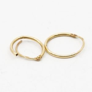 Örhängen ett par Guld 18K 0,3g, skeva