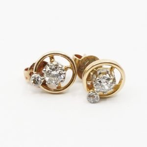Örhängen ett par Guld 18K 2,2g Höjd 13mm Diameter 7mm med diamanter 2xca0,23ct 2xca0,04ct