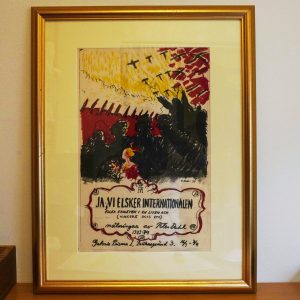 Peter Dahl (1934-2019) Grafik utställningsaffisch "Ja vi elsker internationalen" signerad i plåten, bildmått 45x29mm, inramad