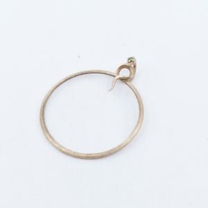 Hänge med förstoringsglas Ole Lynggaard "Snake" Guld 18K 10,9g Bredd 40mm Höjd 50mm med grön diamant