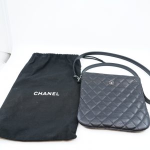 Väska Chanel Uniform Crossbody Svart, 17,5x16,5x2(cm), bruksskick med axelrem och dustbag