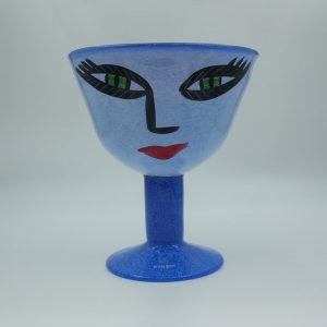 Pokal på fot Open Minds, Ulrica Hydman Vallien för Kosta Boda, höjd 21cm, Ø18cm, etikettmärkt
