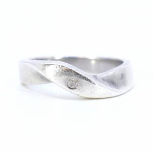 Ring Silver S925 4,2g Ø17 Bredd 3-4,5mm med sten