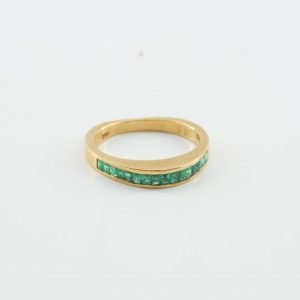 Ring 18K 2,6g Ø15 med gröna stenar