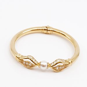 Armring Guld 18K 19,7g Diameter 6cm öppningsbar med pärla och stenar