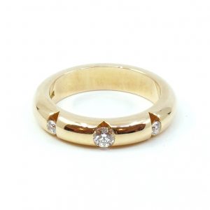 Ring Guld 18K 9,7g Ø17¼ med diamanter, 1xca0,16ct, 2xca0,04ct