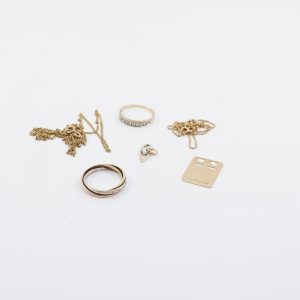 Investeringsguld 18K 15,6g, 2 halskedjor, 2 ringar barab en med diamanter 9xca0,03ct, 1 hänge