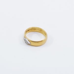 Ring med diamant 1xca0,05ct 23K 5,9g Ø17,75