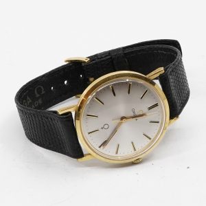 Armbandsur Omega 18K, manuell, Ø32mm, graverad, med slitet läderband Bruttovikt 33,7g