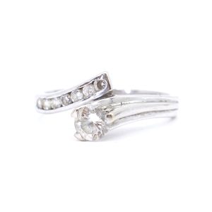 Ring vitguld 18K 4,7g Ø17,75 med stenar