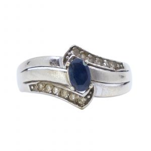Ring Vitguld 14K 3g Ø17,75 med diamanter 12x ca 0,01ct & blå sten