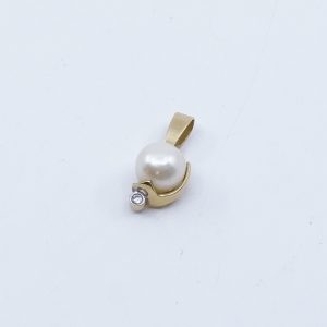 Hänge Guld 18K 1,6g Bredd 8mm Höjd 19mm, med pärla och liten diamant