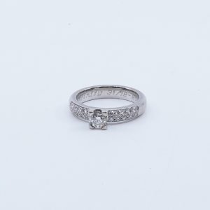 Ring vitguld 18K 8,7g Ø17,5 med diamant 1xca0,51ct och 20xca0,02ct