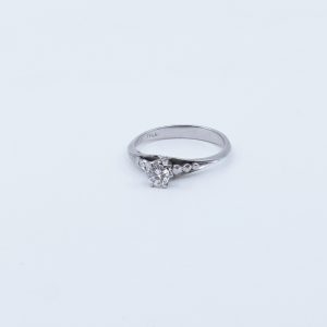 Ring vitguld 18K 2,9g Ø17,25 med diamanter varav 1xca0,30ct