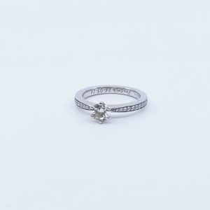 Ring vitguld 18K 4,2g Ø16 med diamanter 1xca0,50ct W/SI, 20xca0,01ct, intyg och kvitto